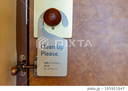 「Clean Up Please」のプレートがかけられたホテルのドアノブ 105951847