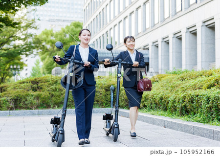 電動キックボードで通勤するビジネスウーマン 105952166
