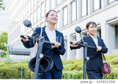 電動キックボードで通勤するビジネスウーマン 電動キックボードで通勤するビジネスウーマン 105952308