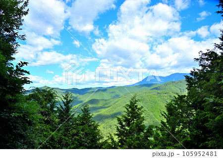 《岐阜県》下呂市　溶岩流展望台から夏の御嶽山の山並み 105952481