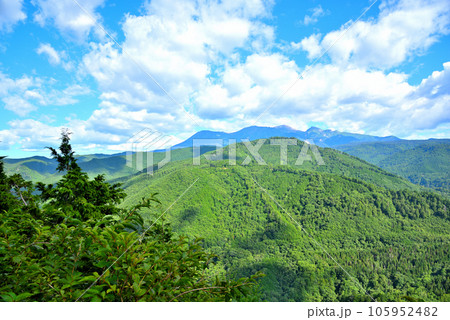 《岐阜県》下呂市 溶岩流展望台から夏の御嶽山の山並み 《岐阜県》下呂市 溶岩流展望台から夏の御嶽山の山並み 105952482