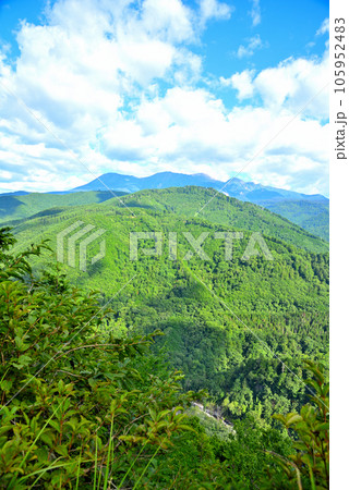 《岐阜県》下呂市 溶岩流展望台から夏の御嶽山の山並み 《岐阜県》下呂市 溶岩流展望台から夏の御嶽山の山並み 105952483