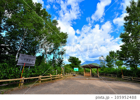 《岐阜県》下呂市 大平展望台から夏の御嶽山の山並み 《岐阜県》下呂市 大平展望台から夏の御嶽山の山並み 105952488