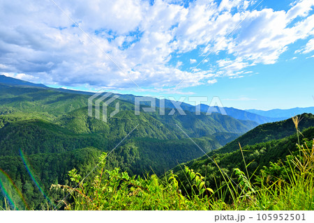 《岐阜県》下呂市 溶岩流展望台から夏の御嶽山の山並み 《岐阜県》下呂市 溶岩流展望台から夏の御嶽山の山並み 105952501