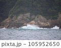岩場に打ち寄せる波 105952650
