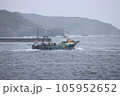 荒れる波に向かう漁船 105952652