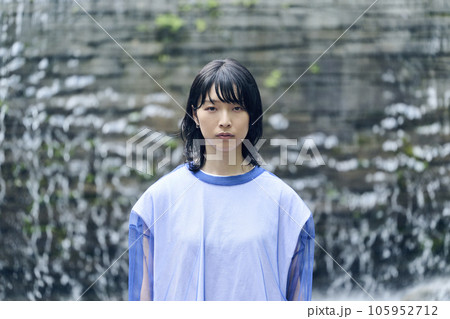 夏,公園,噴水,ウルフカットの女性 105952712