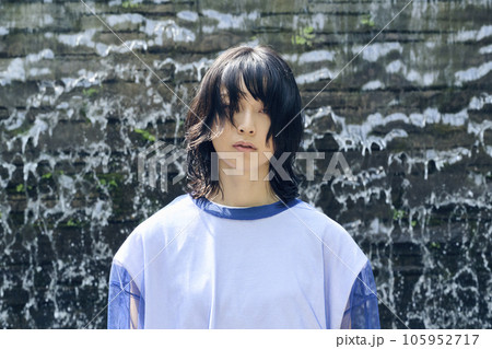 夏,公園,噴水,ウルフカットの女性 105952717
