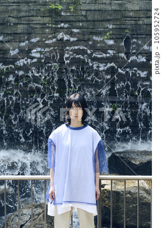 夏,公園,噴水,ウルフカットの女性 105952724