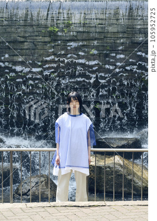 夏,公園,噴水,ウルフカットの女性 105952725