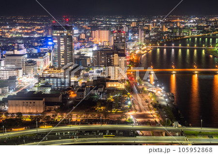 《新潟県》新潟市中心街・信濃川の夜景 105952868
