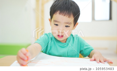 お絵描きする3歳の男の子 105953483