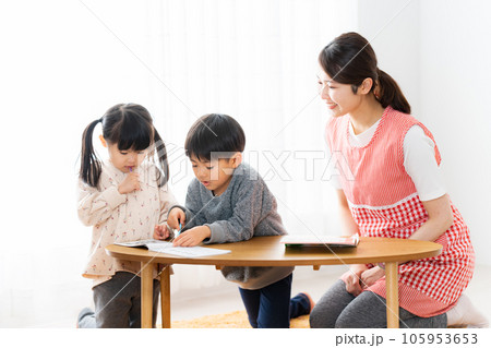 勉強する兄妹 勉強する兄妹 105953653