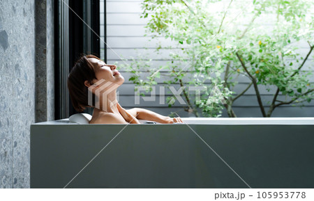 半身浴する女性 半身浴する女性 105953778