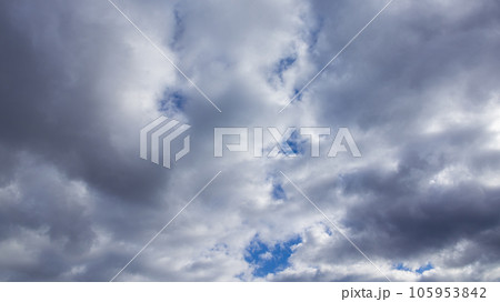 昼の青空に流れるたくさんの白い雲 105953842