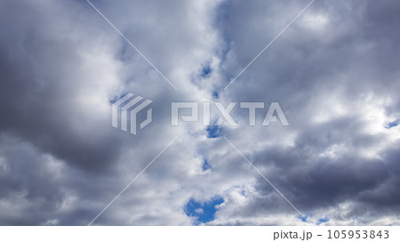 昼の青空に流れるたくさんの白い雲 105953843