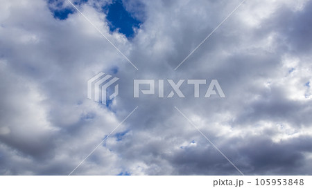 昼の青空に流れるたくさんの白い雲 105953848