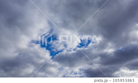 昼の青空に流れるたくさんの白い雲 105953863