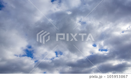 昼の青空に流れるたくさんの白い雲 105953867