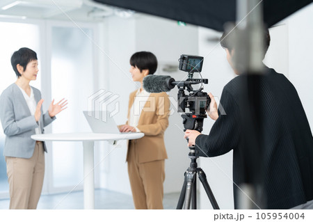 女性経営者を動画撮影するクリエイター 105954004