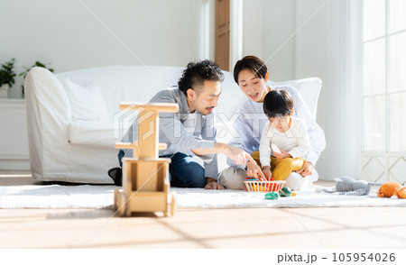 リビングで遊ぶ3人家族 リビングで遊ぶ3人家族 105954026