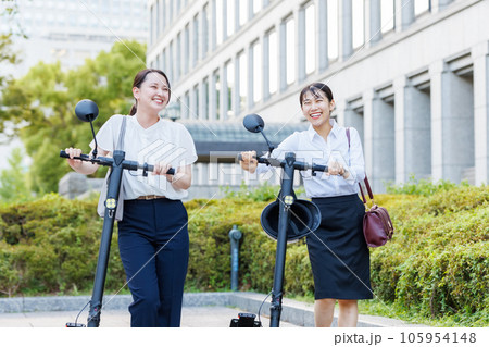 電動キックボードで通勤するビジネスウーマン 電動キックボードで通勤するビジネスウーマン 105954148