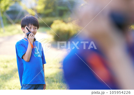 トランシーバーで通話をする子どもたち 105954226