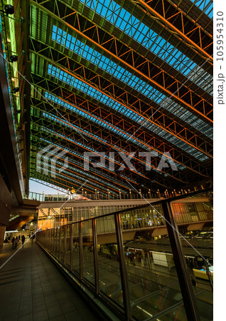 夕景の大阪駅丸天井、2階通路からのプラットホーム、1月11日、日本 105954310