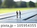 握手するビジネスマンのミニチュア 105954355