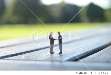 握手するビジネスマンのミニチュア 105954355