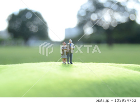 高齢夫婦 105954752