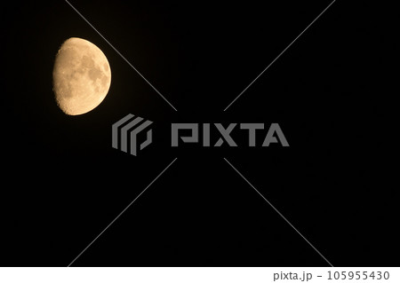 北杜市白州町、月齢10.4上弦後バラ色の七月の月（位置：左上） 105955430