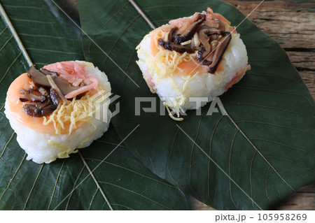 木材背景の朴葉寿司 木材背景の朴葉寿司 105958269