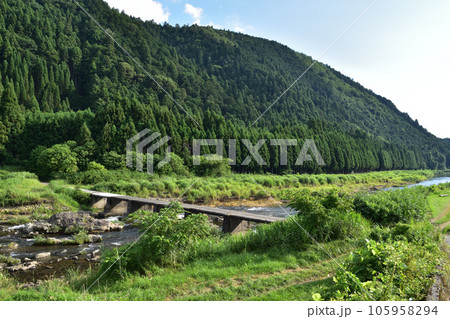 京都・京北町山国荘の大堰川の山国沈下橋 105958294