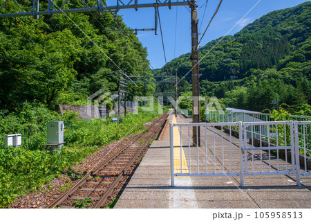 上越線　湯檜曽駅　ホーム　真夏の季節　みなかみ町　　 105958513