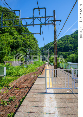 上越線 湯檜曽駅 ホーム 真夏の季節 みなかみ町 上越線 湯檜曽駅 ホーム 真夏の季節 みなかみ町 105958514