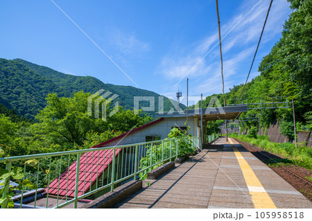 上越線　湯檜曽駅　ホーム　真夏の季節　みなかみ町　　 105958518