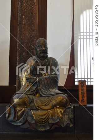 「伐那婆斯(ばなばし)尊者」の木像（萬福寺･大雄宝殿／京都府宇治市五ケ庄三番割34） 105958545