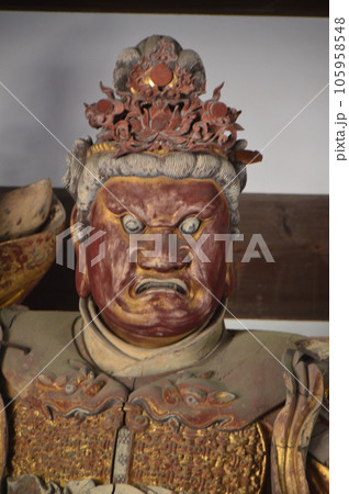 「持国天」の像（萬福寺･天王殿／京都府宇治市五ケ庄三番割34） 105958548