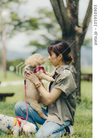 愛犬と戯れる女性 105958903