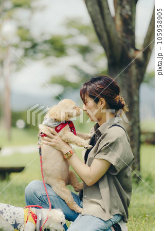 愛犬と戯れる女性 105958905