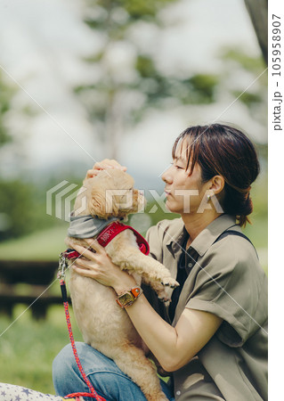 愛犬と戯れる女性 愛犬と戯れる女性 105958907