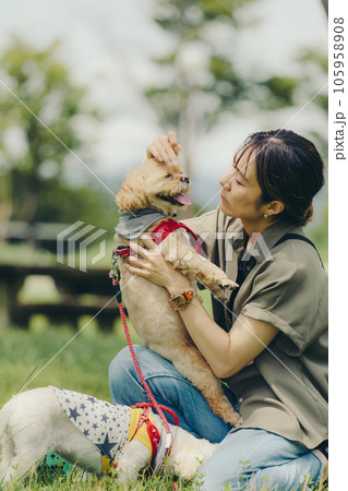 愛犬と戯れる女性 105958908