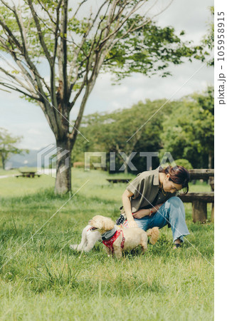 愛犬と戯れる女性 105958915