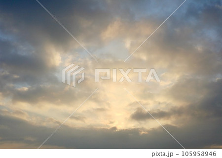 朝日に照らされた雲 朝日に照らされた雲 105958946