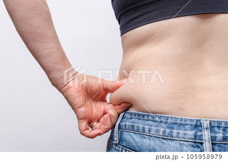 【わき腹の肉を摘む主婦の後ろ姿】 105958979