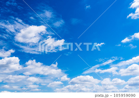 夏の青空と白い雲 105959090