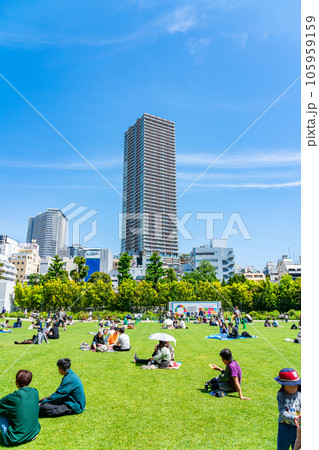 【東京都】たくさんの人が寛ぐ休日の南池袋公園 105959159