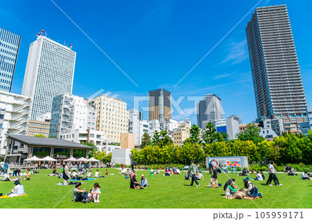 【東京都】たくさんの人が寛ぐ休日の南池袋公園 【東京都】たくさんの人が寛ぐ休日の南池袋公園 105959171