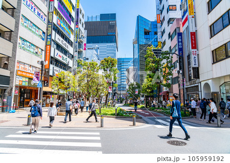 【東京都】たくさんの人で賑わう池袋の東口 105959192